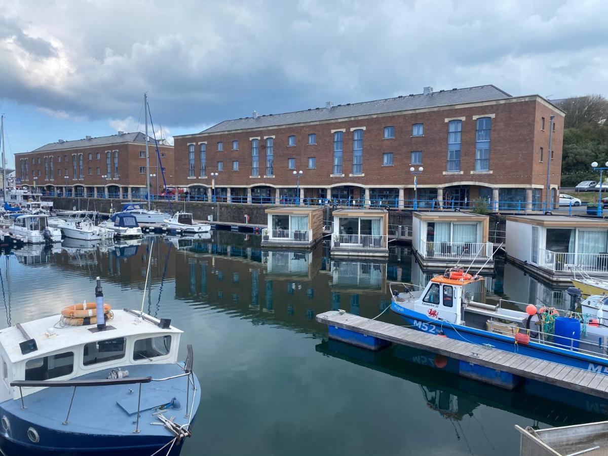 Apartamento The Old Blue Shop Milford Haven Exterior foto